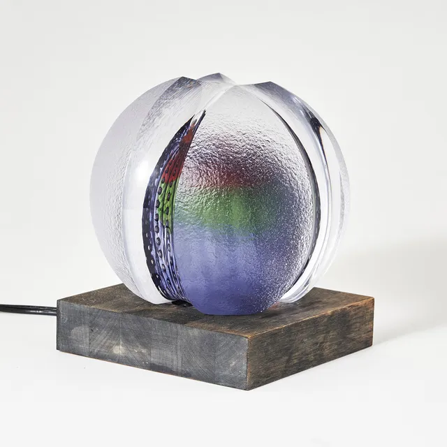 MONICA BACKSTRÖM. skulptur, polykromt glas, med tillhörande sockel med belysning, numrerad 10/25, Kosta Boda.