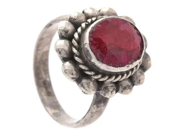 RING, sterlingsilver, rubin, stl 18 mm, vikt 6,5 g, rubiner har inneslutningar som når ytan och nagg.