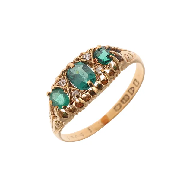 AN 18CT GOLD AND GEM SET RING.