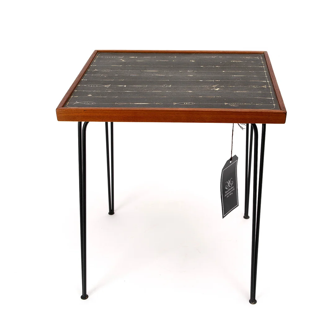 HANS-AGNE JAKOBSSON. Sidobord, Hans-Agne Jakobsson AB, Markaryd och Åhus 1950-tal, modell 809, svärtad metall och teak. — Tables — Stockholms Auktionsverk Göteborg