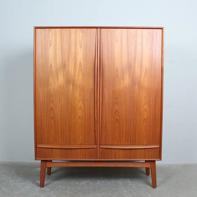 SVEND AAGE MADSEN. für K. Knudsen & Sohn, Teakholz-Highboard / -Schrank der 1960er, Dänemark.