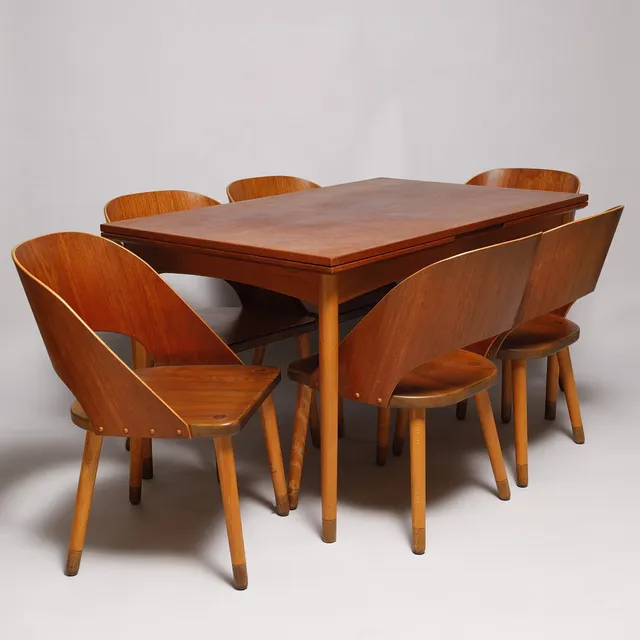 SKANDINAVISK DESIGN. Spisestue, seks stole og bord af teak og bøg. (7).