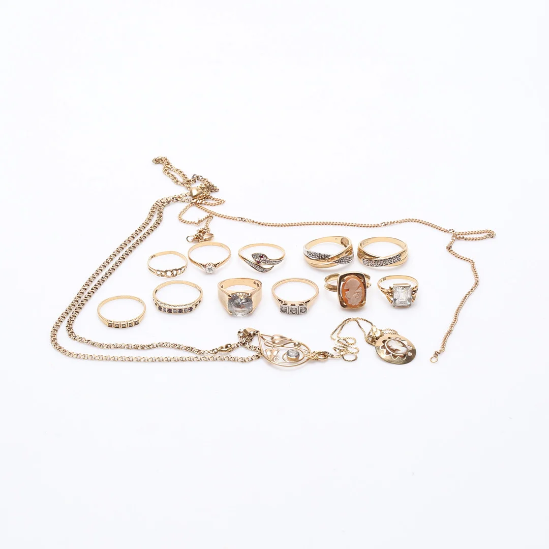 SMYCKEN,18-delar, 18k, guld, vikt ca 56,4 gram, ringar halsband, hängen. — Objet de vertu & Miscellaneous — Gomér & Andersson Linköping