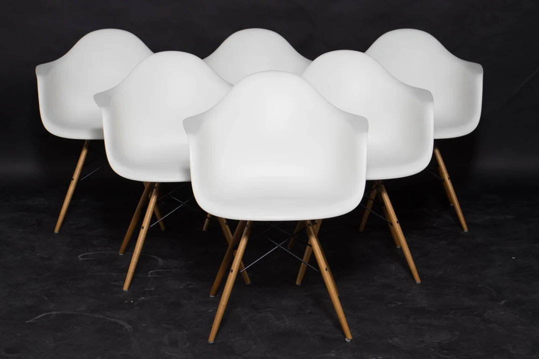 Charles Eames. Et sæt på seks armstole, model DAW. (6) — Furniture/Chairs — Lauritz