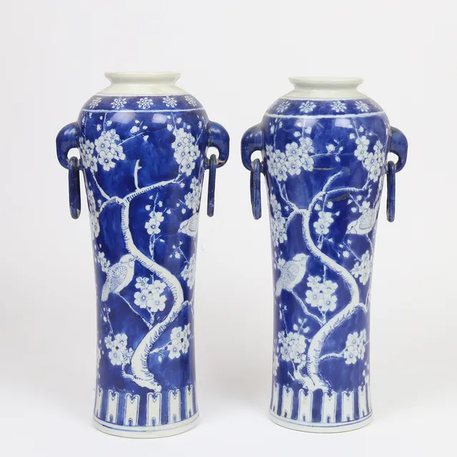 A PAIR OF CHINESE BLUE AND WHITE VASES.