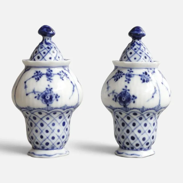 ROYAL COPENHAGEN. “Musselmalet Riflet”. To dele til plat de ménage af porcelæn, dekoreret i underglasur blå. Royal Copenhagen, dessinnr. '62' (2).