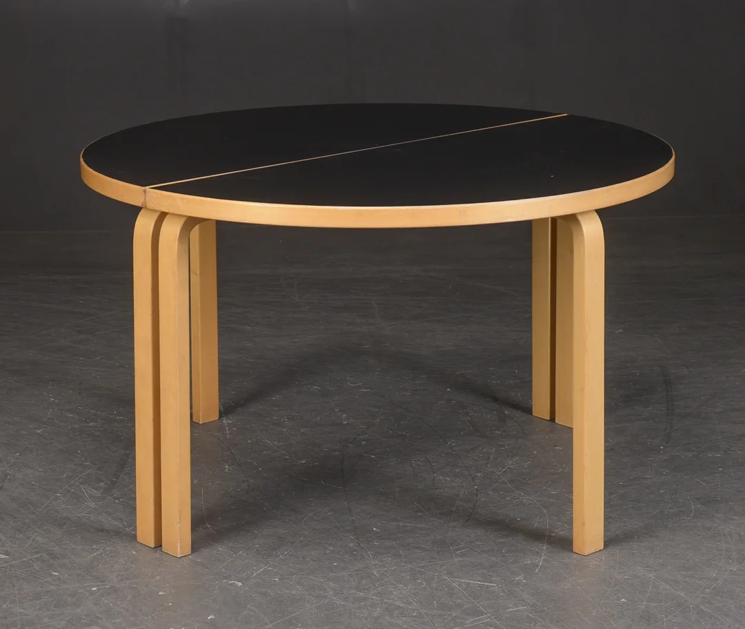 Alvar Aalto, par halvcirkulære borde. (2) — Furniture/Dining tables, dining room furniture — Lauritz
