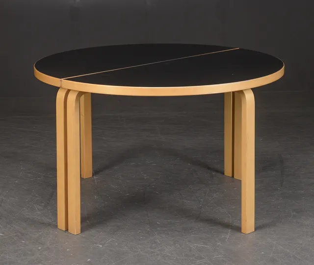 Alvar Aalto, par halvcirkulære borde. (2)
