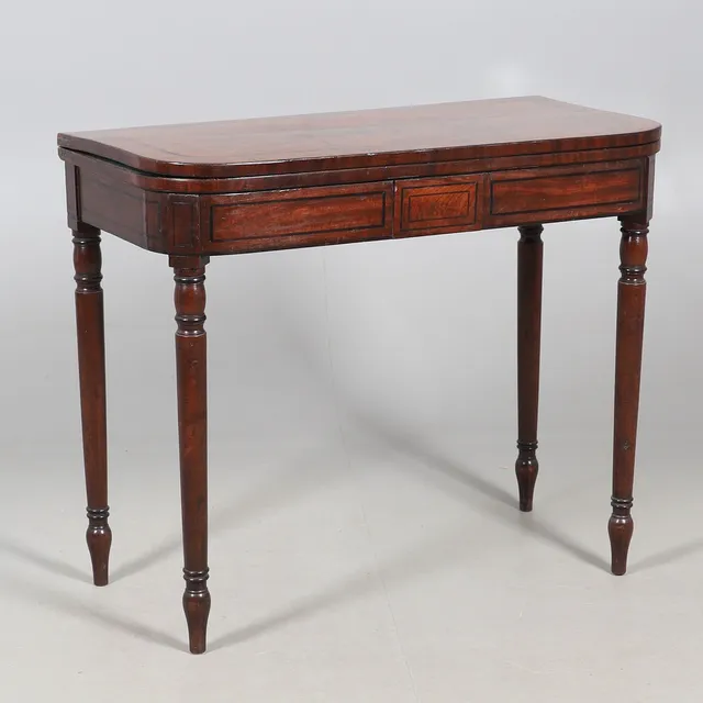A NINETEENTH CENTURY MAHOGANY FOLD-OVER CARD TABLE.