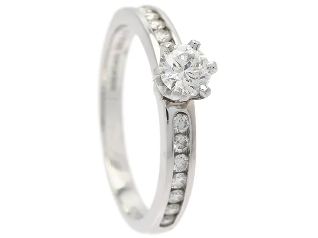 TIFFANY & CO, ring, platina, briljantslipad diamant 0,31 ct, E(River)/VS2, laserinskription Toch Co. QO5080736 på en av kronans stjärnfasetter, kopior på Tiffany cert och Tiffany värdering, 14 briljanter ca 0,21 ctv, ca R-TW/IF-VS, stl 16,5 mm, ref 60645493 graverad i ringskenan, vikt 4,1 g, originaletui, box.