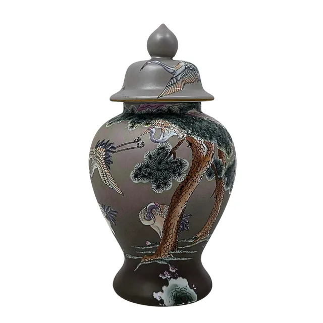 CHINESISCHE PORZELLAN-DECKELVASE MIT STILISIERTEN KIEFERNZWEIGEN UND KRANICHEN.