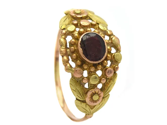RING, 18K guld, granat, stl 16,25 mm, vikt 1,6 g, skadad granat.