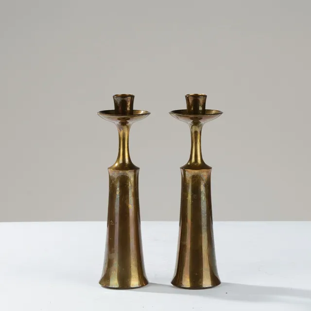 JENS HARALD QUISTGAARD. Et par lysestager af messing, Dansk Designs, modelnr. 853, Danmark, formgivet i 1956, (2).