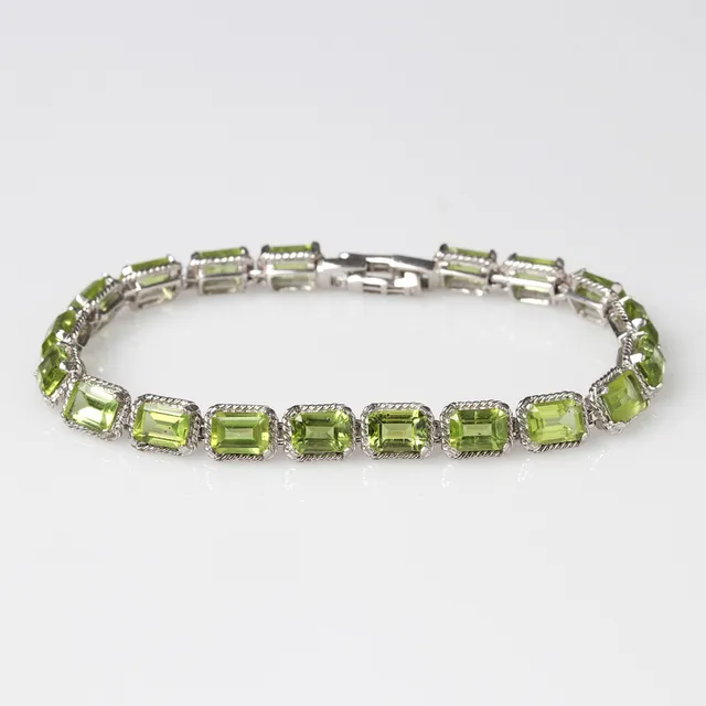 ARMBAND. Sterlingsilver med smaragdslipad peridot.