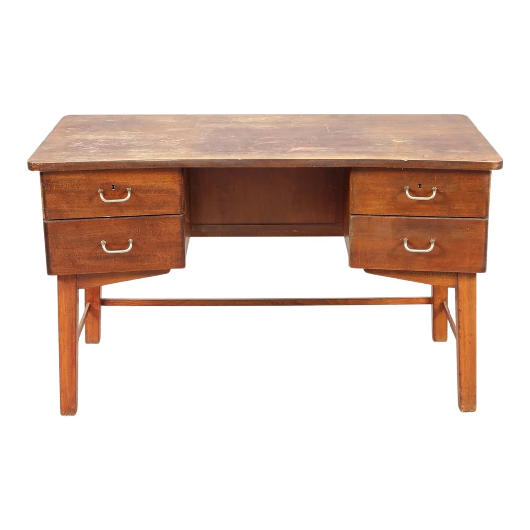 DANSK DESIGN. Skrivebord af bøgetræ, 1950'erne. — Desks — Bidstrup Auktioner