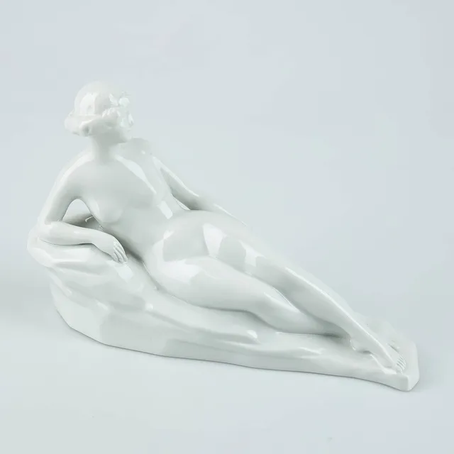 FIGURIN, liggande dam, porslin, Gustaf (Gunnar) Nyholm, signerad samt daterad 1927, Arabia.