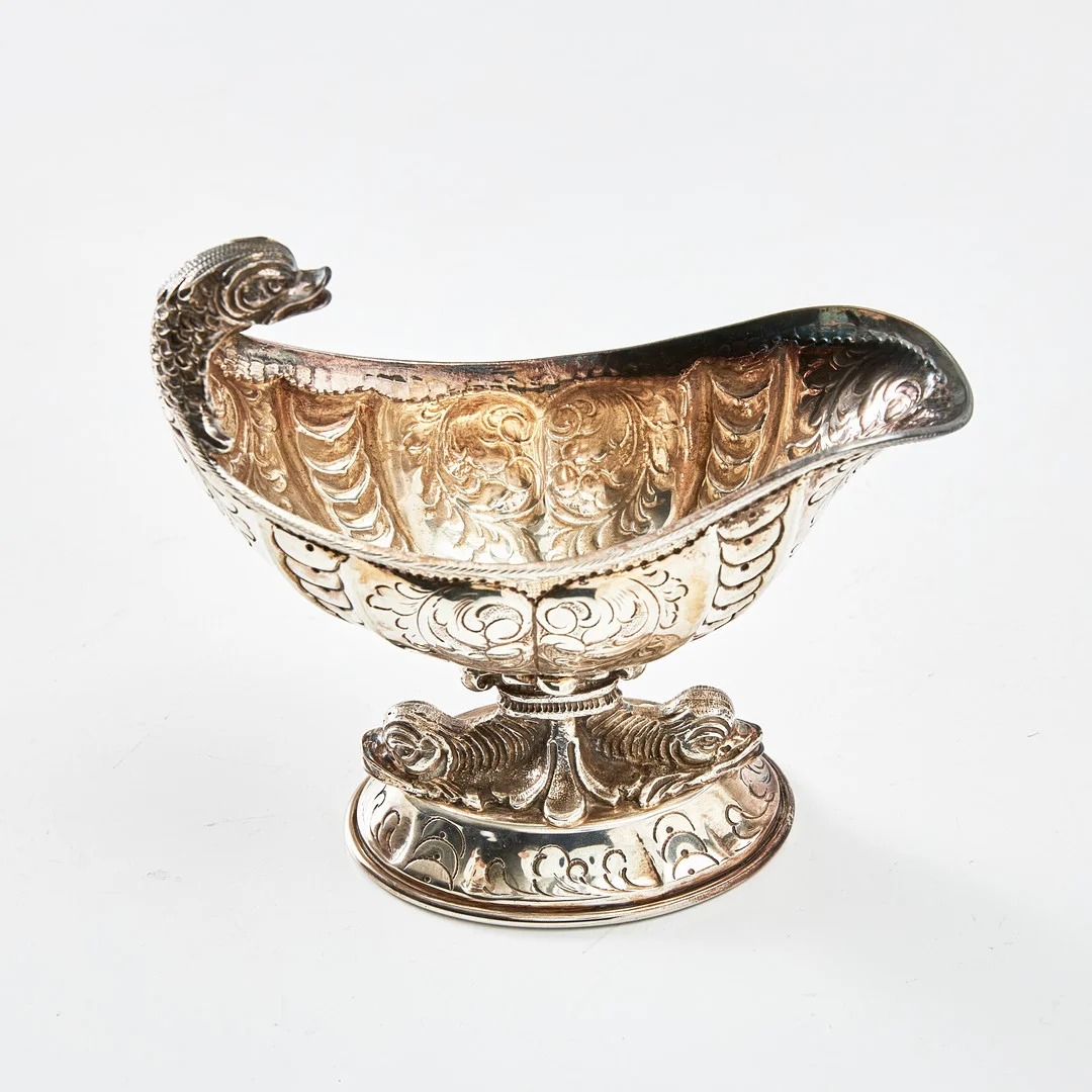 GRÄDDSNÄCKA, silver, dekor i form av psykopomper, Malinverni, Milano, 1900-talets andra hälft. — Silver — Stockholms Auktionsverk Magasin 5