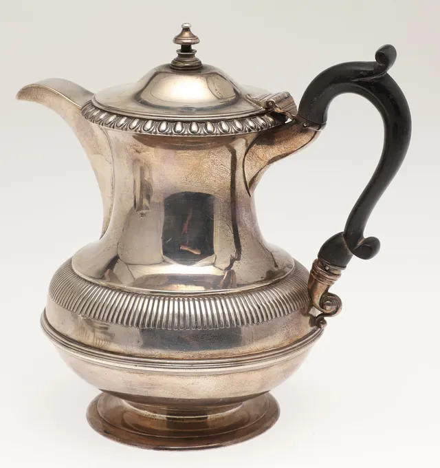 A GEORGE IV SILVER COFFEE POT.
