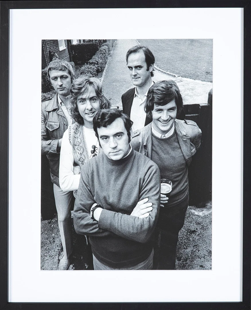 ROLF ADLERCREUTZ. "Monty Python", London 1970, fotografi, archival pigment print på bomullspapper, numrerad á tergo 9/20. — Photography — Stockholms Auktionsverk Sickla