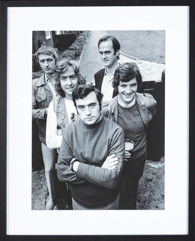ROLF ADLERCREUTZ. "Monty Python", London 1970, fotografi, archival pigment print på bomullspapper, numrerad á tergo 9/20.