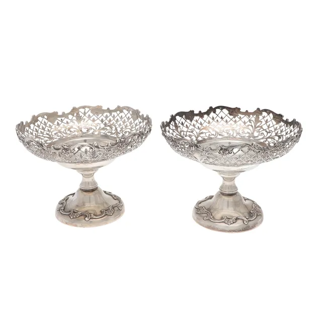 A PAIR OF EARLY 20TH CENTURY SILVER TAZZAS.