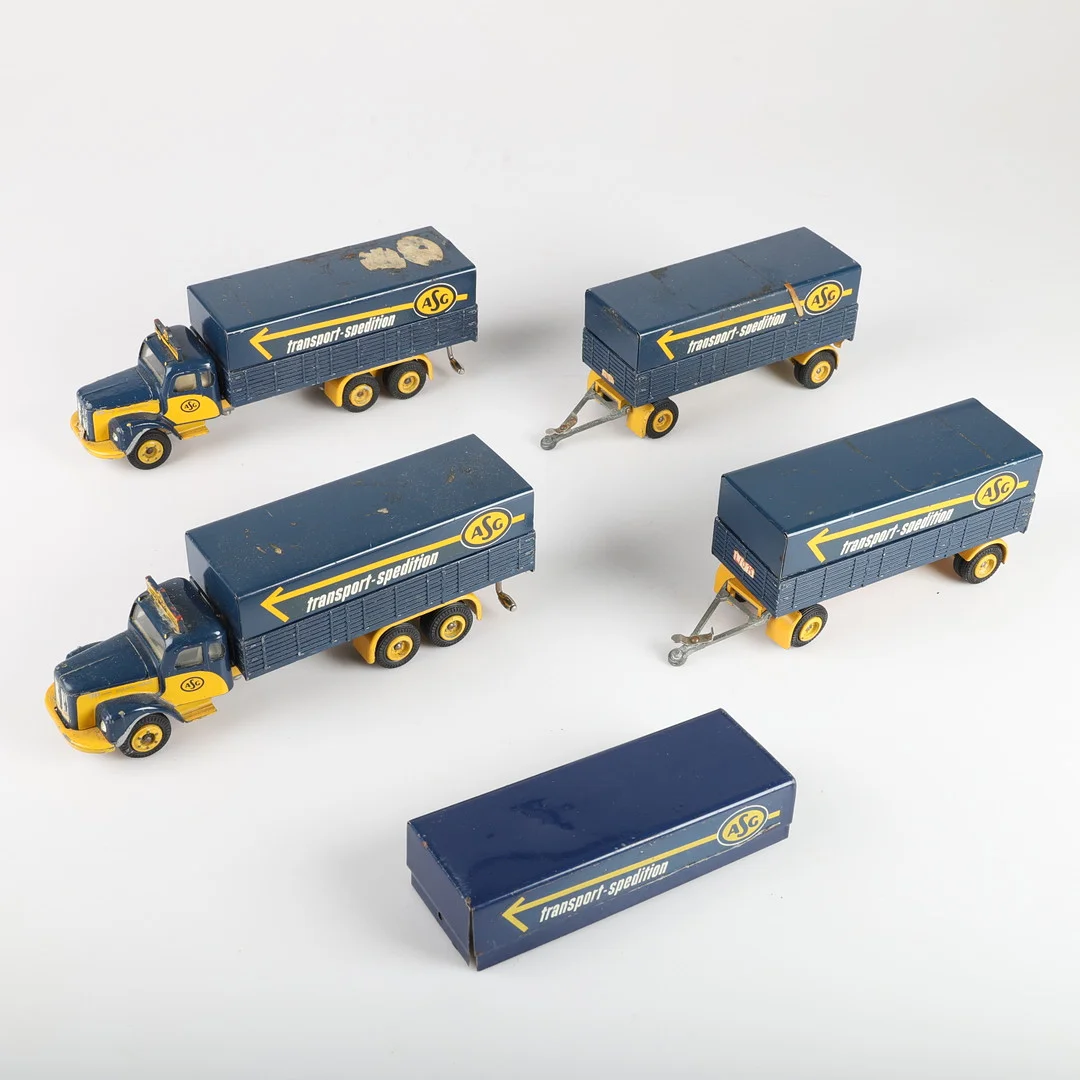 LEKSAKSLASTBILAR MED SLÄP, 2 stycken, "ASG Transport Spedition", Scania Vabis, Tekno, Danmark. — Toys — Helsingborgs Auktionskammare