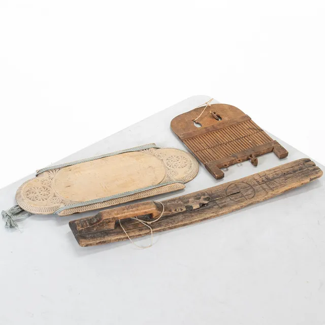 ALLMOGEFÖREMÅL, 3 delar bl.a bandsked, 1800-tal.