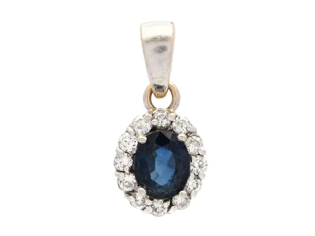 CARMOSÉHÄNGE, 18K vitguld, ovalslipad blå safir 0,41 ct, briljantslipade diamanter 0,12 ctv, ca TW/VS, mått 0,6 x 1,3 cm, vikt 0,7 g, några diamanter ligger snett i sin fattning, safiren har nagg på fasettkanter.