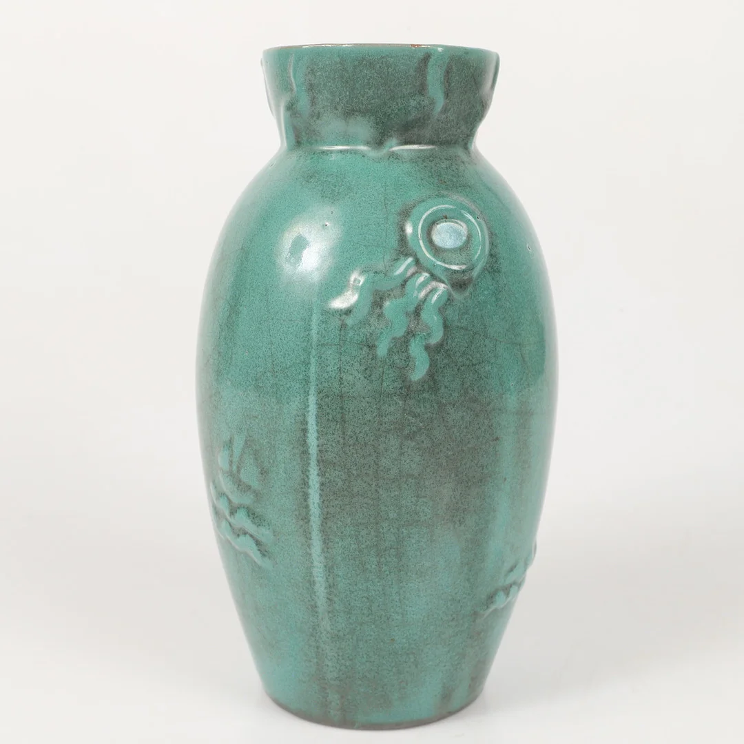 ANNA-LISA THOMSON. Vas, Upsala-Ekeby, lergods, grön glasyr, dekor med sol och segelbåtar, art deco, 1930-tal. — European — Helsingborgs Auktionskammare