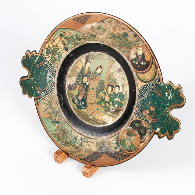 FAT JAPAN. 1800-talets mitt, utsmyckad lackat trä.