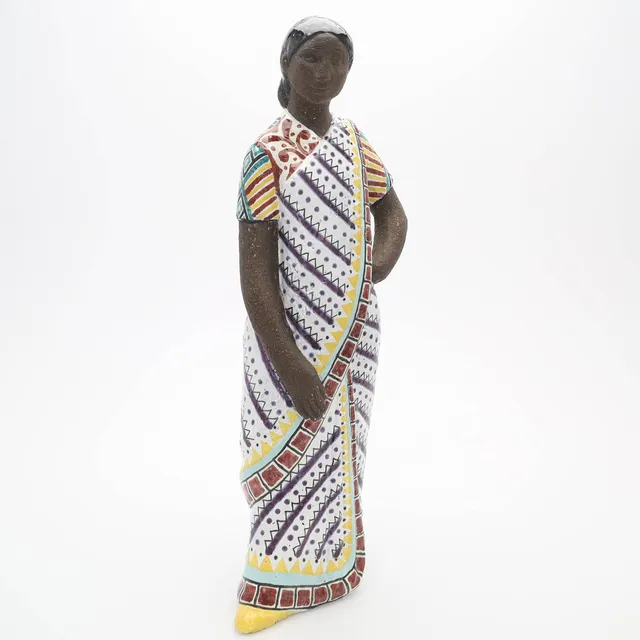 MARI SIMMULSON. Figurin, delvis glaserat lergods, "Indonesisk kvinna/Balinesiskan", numrering 11/50, Upsala-Ekeby, 1950-tal.