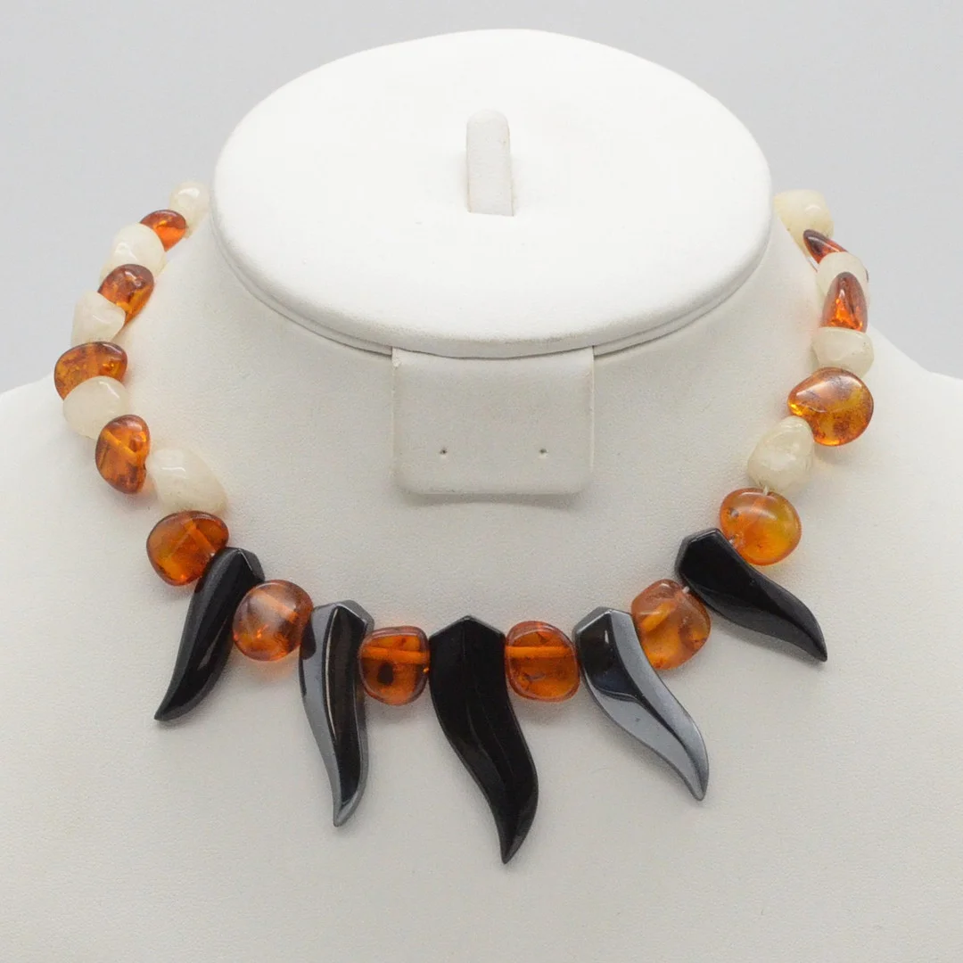DESIGNER-EDELSTEINCOLLIER AUS HÄMATIT, GOSHENIT UND BERNSTEIN, HANDPOLIERTE OBERFLÄCHE, VINTAGE, CA. 38 CM. — Necklace — Kunst- und Auktionshaus Kleinhenz