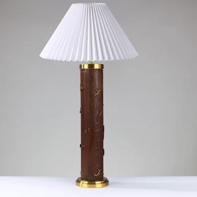 Cylinderformet bordlampe skabt af massiv trærulle med messingornamenter beregnet til stoftryk, 1900-tallets midte.