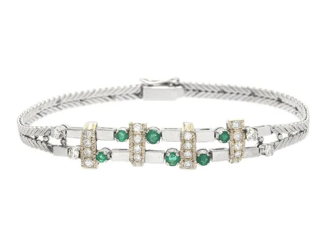 ARMBAND, 18K vitguld, smaragder, åttkantslipade diamanter 0,68 ctv, ca W-Cr/SI-P, längd 19 cm, vikt 18,3 g, tre diamanter med skada.