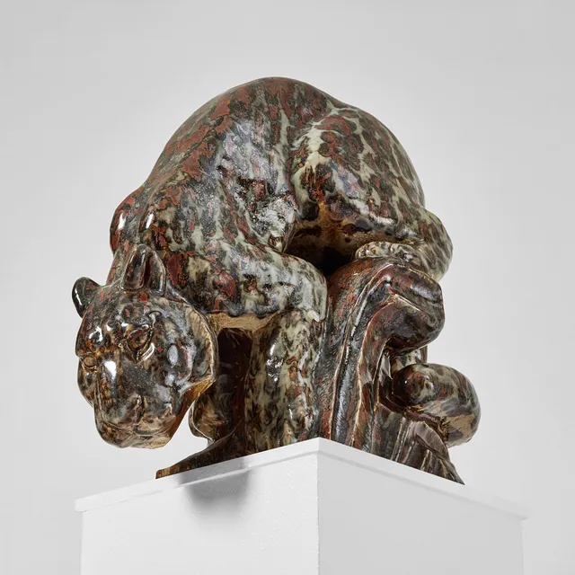 MICHAEL SCHILKIN. Skulptur, Arabia, Finland, sittande leopard, stengods, glasyr i brunt och grått.