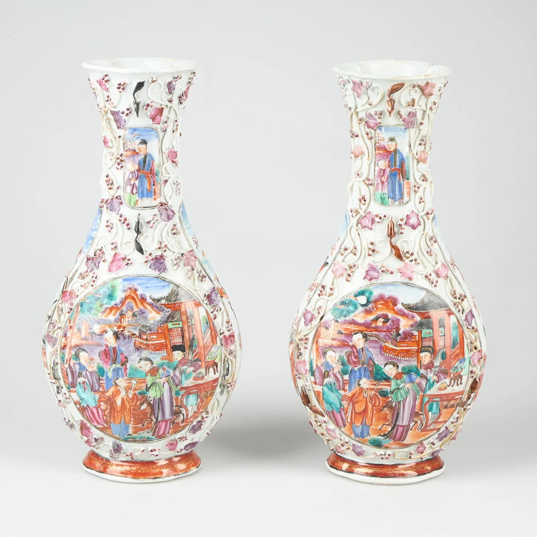 VASER, ett par. Famille-Rose. Qianlong, Kina sent 1700-tal. — Oriental — Stockholms Auktionsverk Helsinki