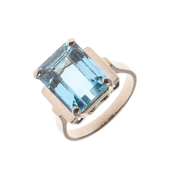 AN AQUAMARINE SINGLE STONE RING.