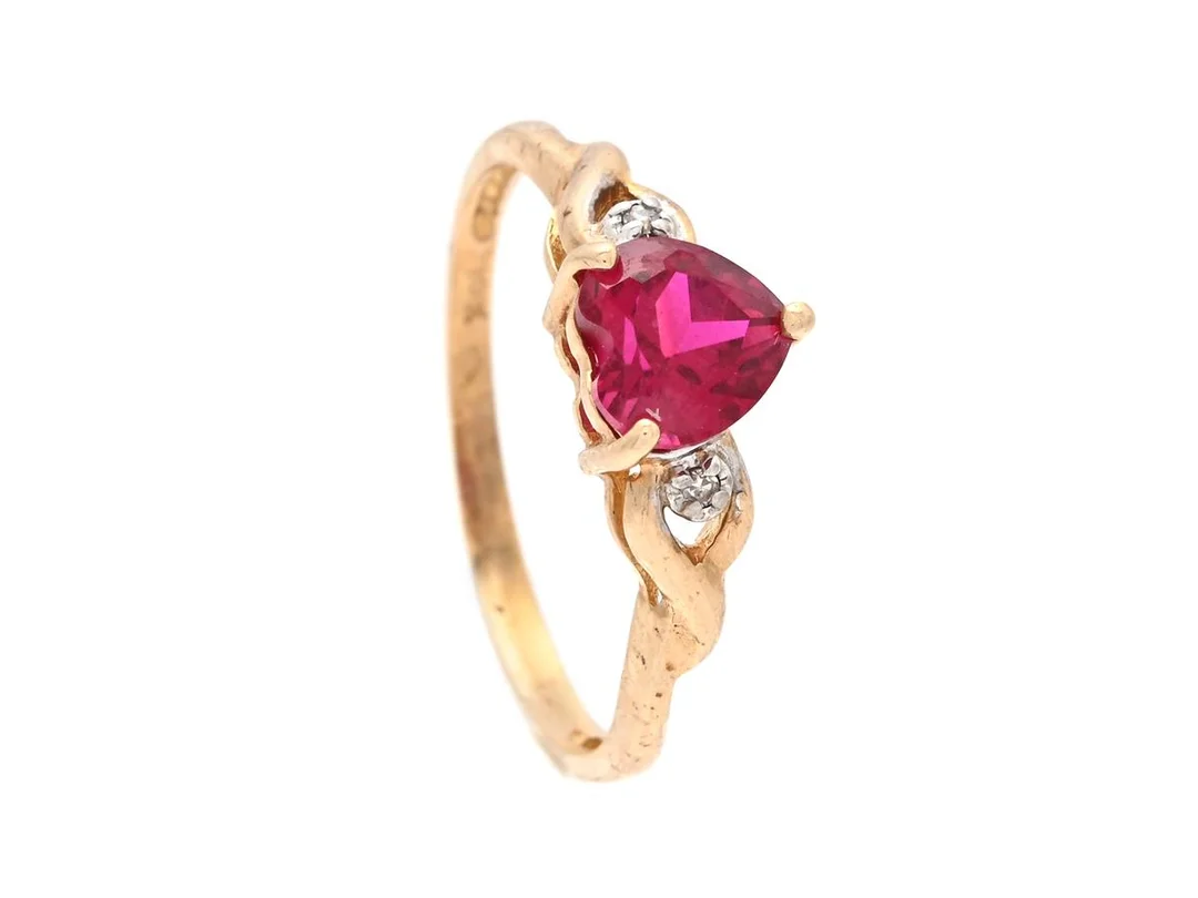 RING, 10K guld, glas, åttkantslipade diamanter, storlek 17,25 mm, vikt 1,6 g. — Smycken/Ring — Kaplans