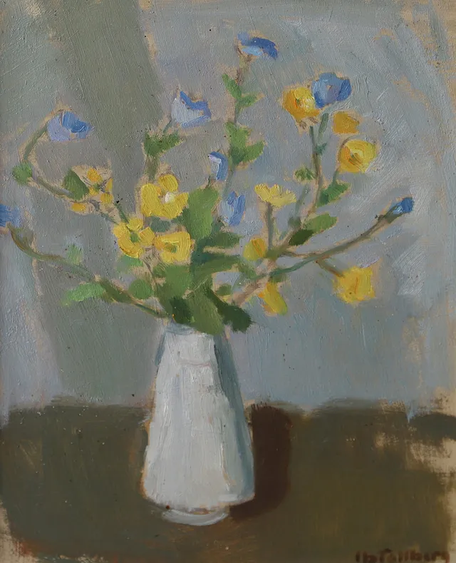 IB TOLLBERG. Blågula blommor i vas, olja på pannå, signerad.