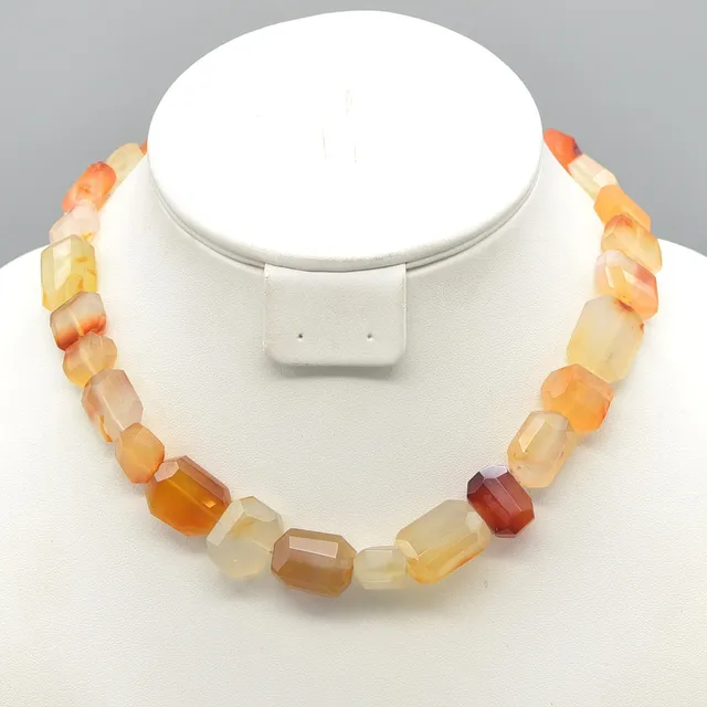 "MDI", DESIGNERCOLLIER AUS ACHAT, HANDGESCHLIFFEN, 9 KARAT GOLDVERSCHLUSS, METALLFADEN, 20. JAHRHUNDERT.