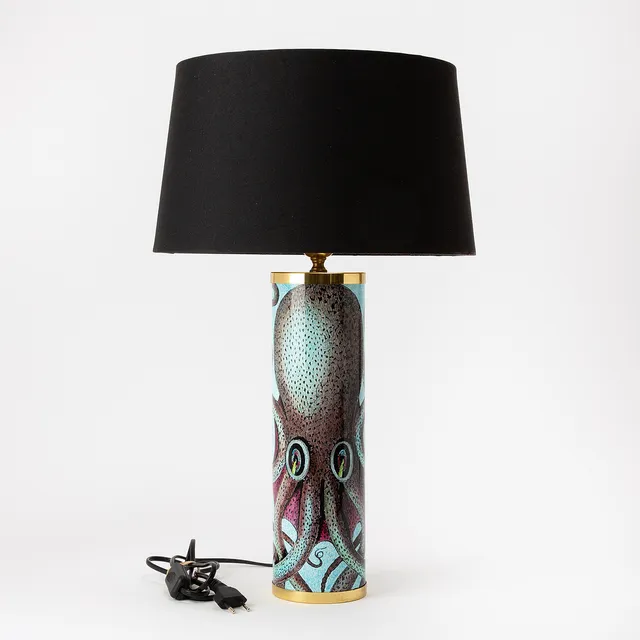 PIERO FORNASETTI. Bordslampa, Italien, porslin och mässing, polykrom dekor av bläckfisk.