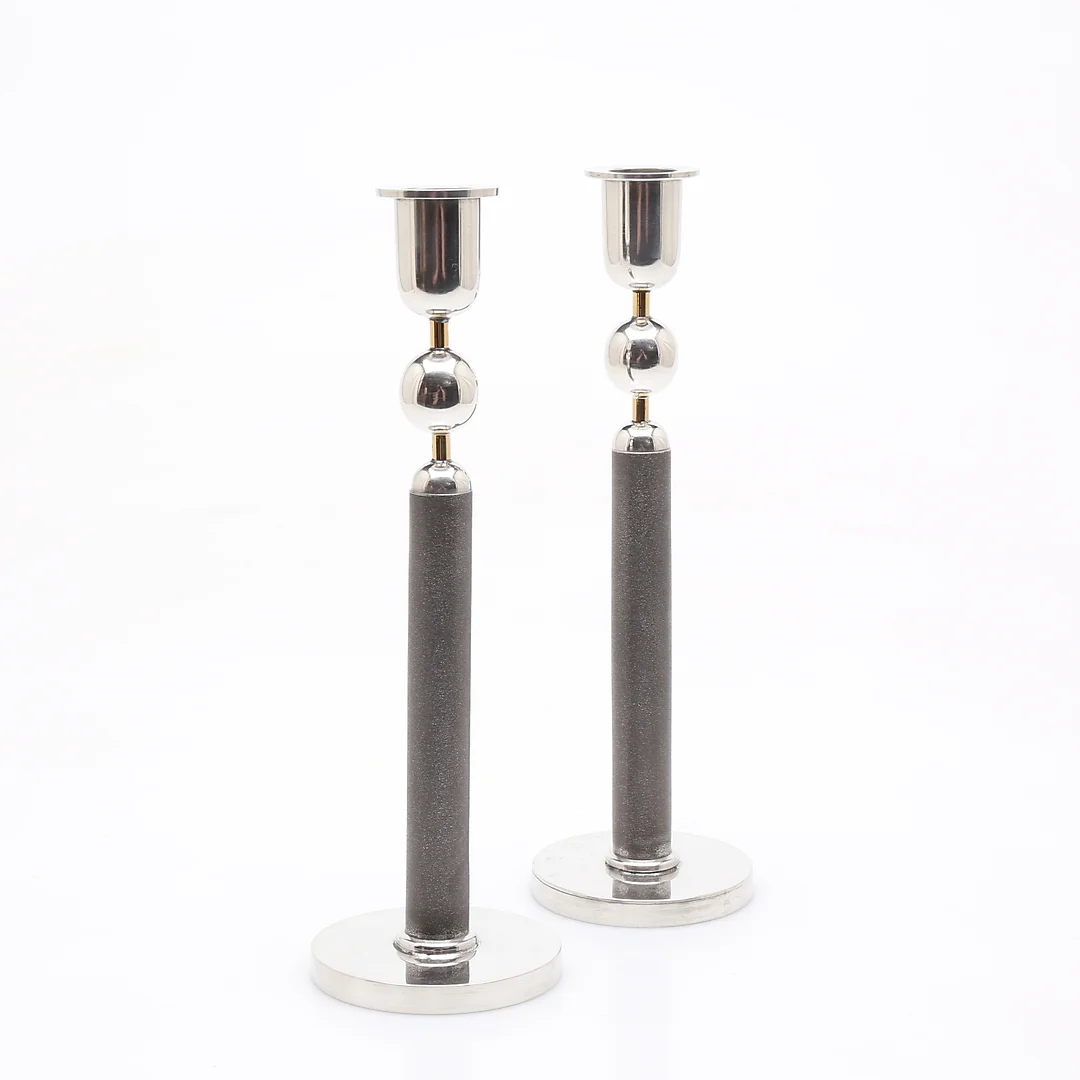 MICKE BERGGREN. Ljusstakar ett par, tenn och mässing, signerade. Böketofta Tenn. — Candlesticks — Garpenhus Auktioner
