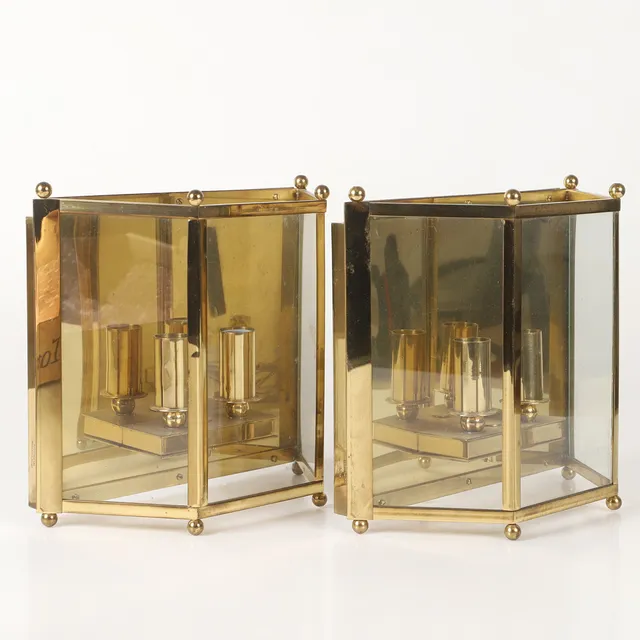 SÖLVE CARLSSON. Vägglampetter, 2 stycken, mässing/glas, Helsingborg, 1980.