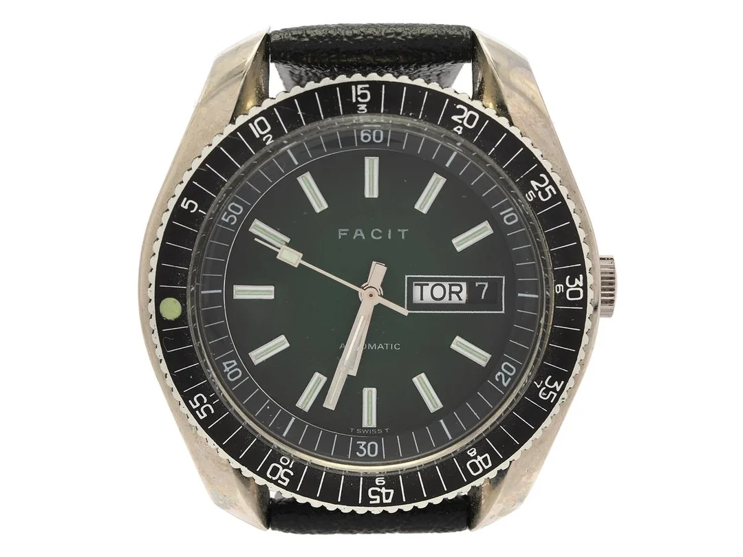 FACIT, "T Swiss T", herrur, 42 mm, Cal ETA 2789, Boett nr. 21511, vitmetall, automatisk, plexiglas, dag (svensk), datum, läderband, ca 1970. — Klockor/Facit — Kaplans