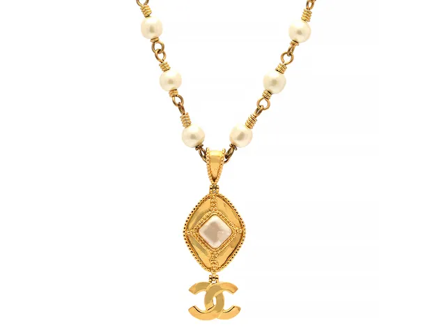 COLLIER, CHANEL, vintage, gulmetall, imitationspärlor, mitten pärlan på hänget har flagnat, längd 75cm, från år 1986.