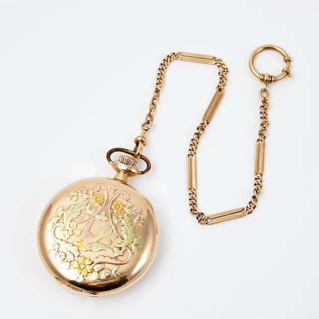 KLOCKKEDJA, 14 k guld, samt fickur doublé, manuellt urverk, floral dekor.