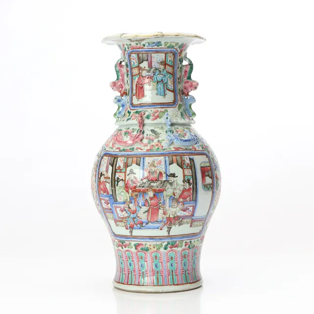 VAS. Porslin med polykrom dekor. Kina, sent 1800-tal eller tidigt 1900-tal.