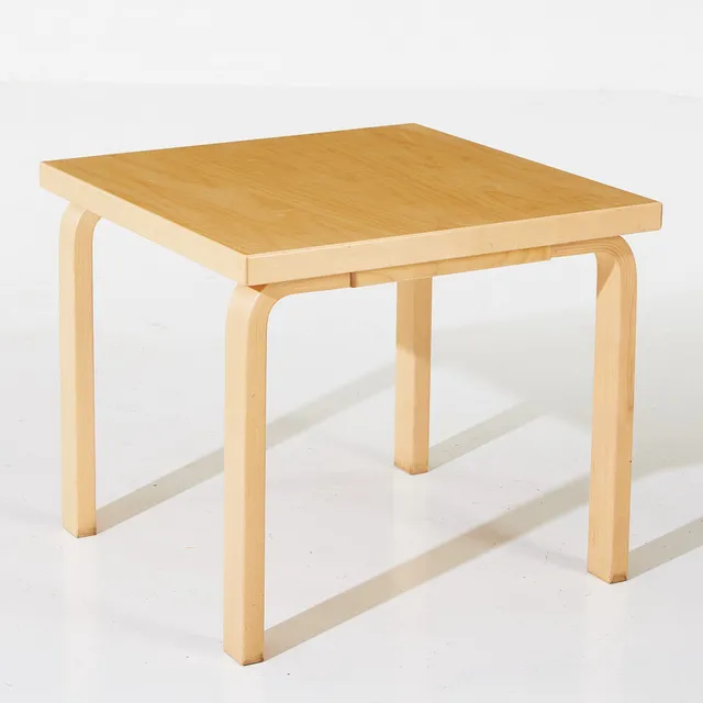 ALVAR AALTO. Soffbord, Artek, Finland, ca 2004 fanérat i björk, etikettmärkt.