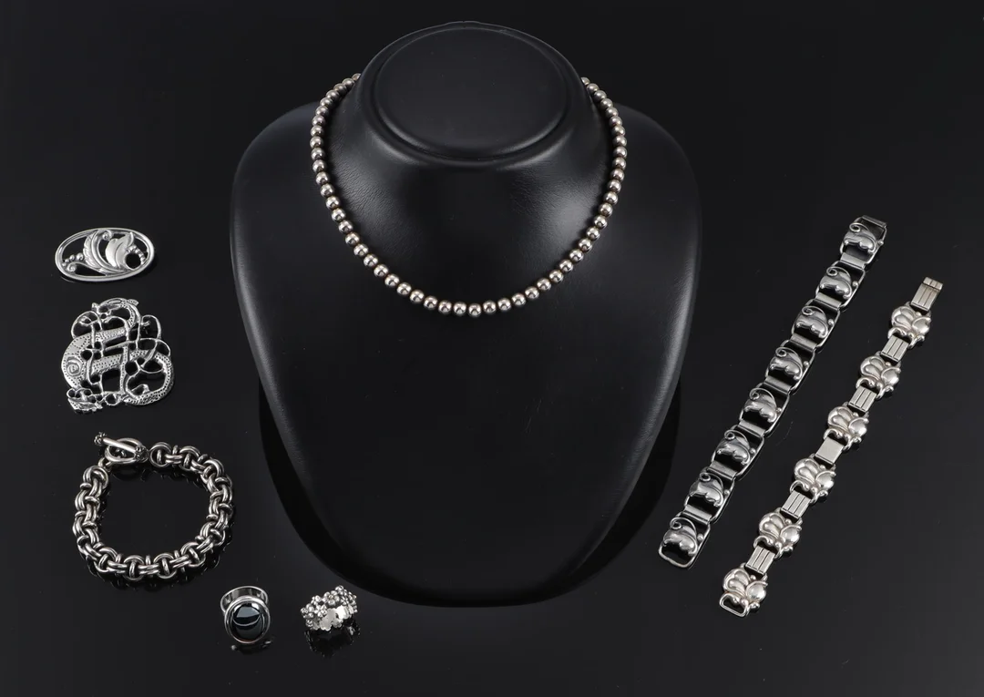 Hugo Grün, Pandora and others A collection of sterling silver and silver jewelery (8) — Jewellery/Other jewellery — Lauritz