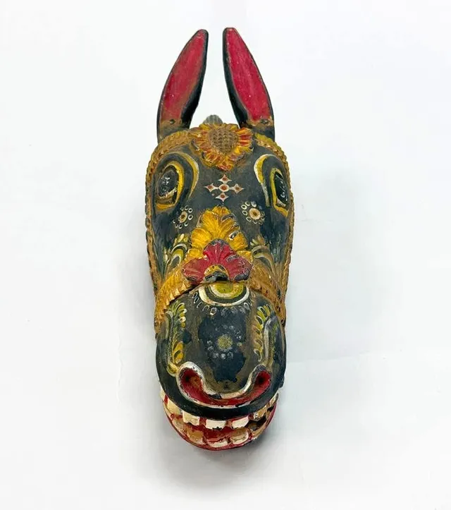 TRÄSKULPTUR - Häshuvud, bemålat.